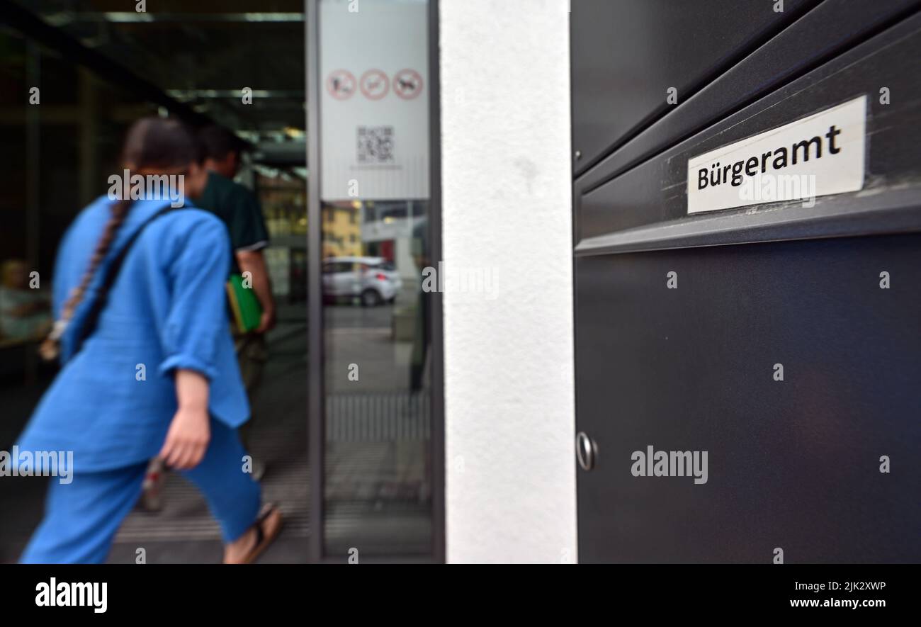 Erfurt, Germania. 26th luglio 2022. 'Bürgeramt' è scritto sulla mailbox di fronte all'ingresso. Molti comuni della Turingia hanno ora lavorato attraverso il backlog delle nomine causato dal traffico pubblico limitato in molti luoghi. Credit: Martin Schutt/dpa/Alamy Live News Foto Stock