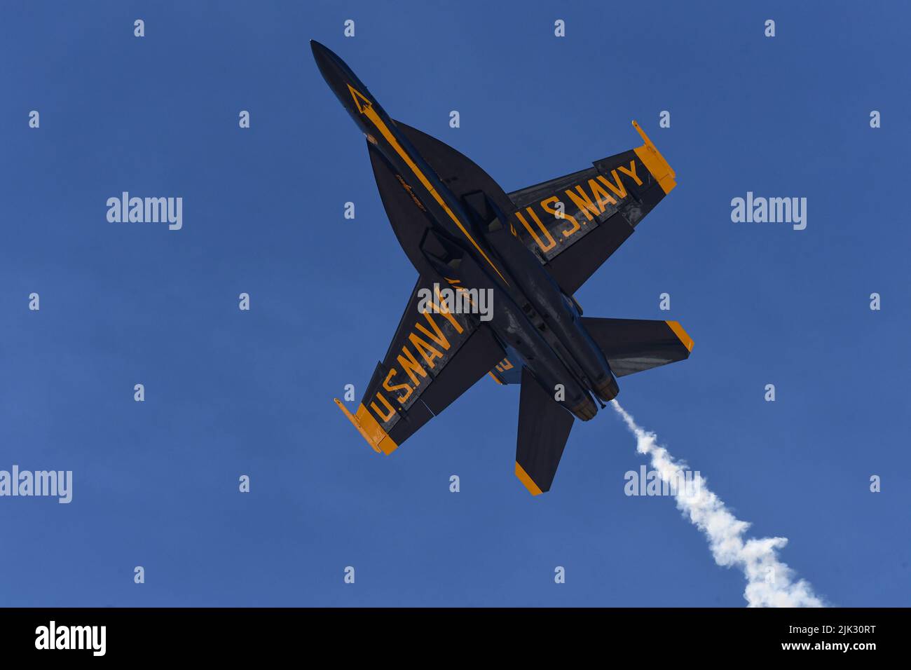 United States Navy Blue Angel F/A-18 Super Hornet si stanca nel cielo durante l'allenamento invernale al NAF El Centro. Foto Stock