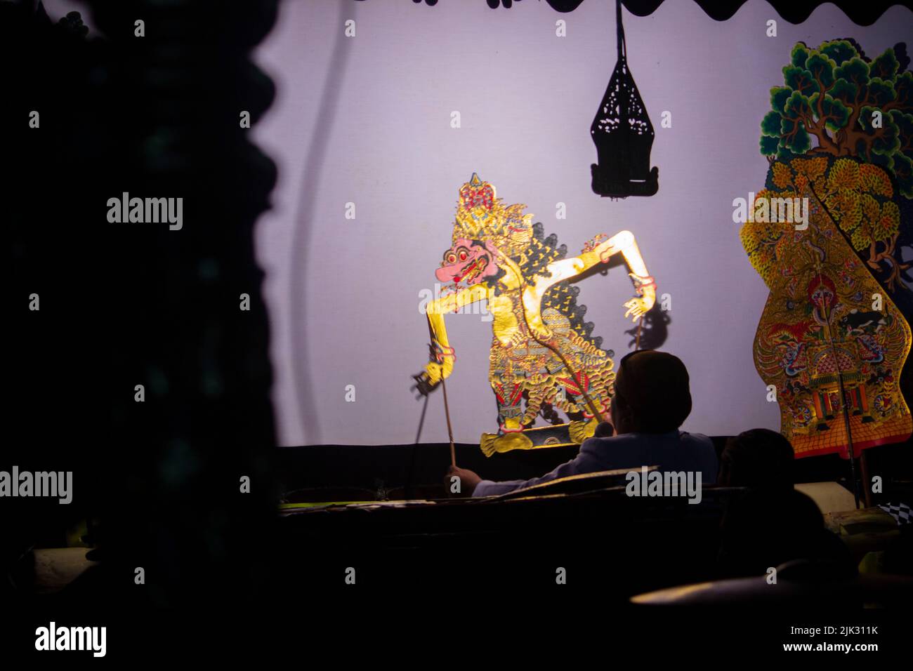 wayang kulit o marionette ombra da Giava, mostra marionette indonesiana di dalang o burattinaio . Wayang in pelle Foto Stock