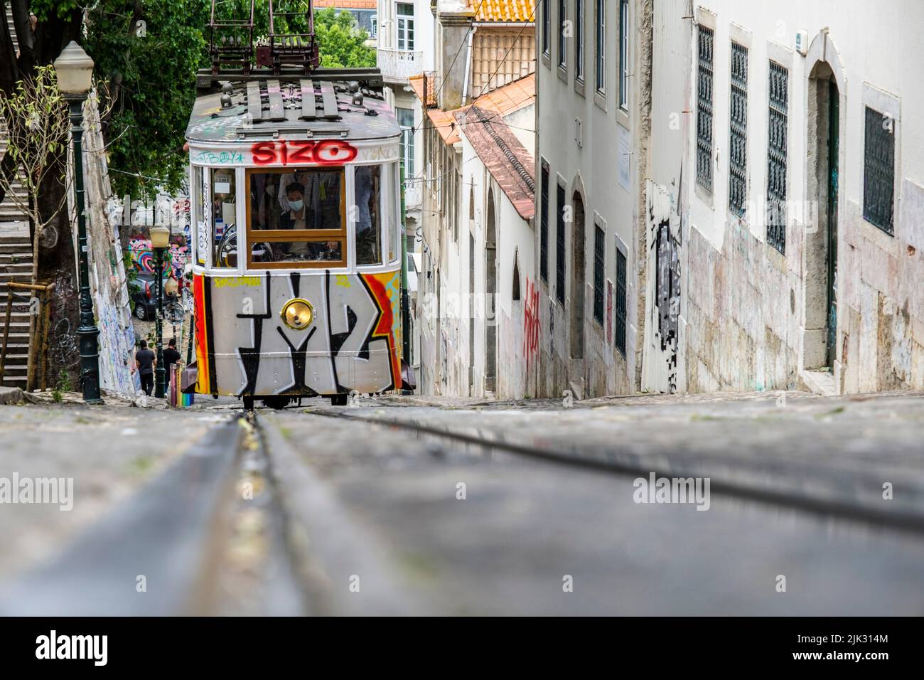 La città di Lisbona - Trasporti in città Tramway in una strada in pendenza | la ville de Lisbonne - Trasporti en commun dans la capitale portugaise Foto Stock