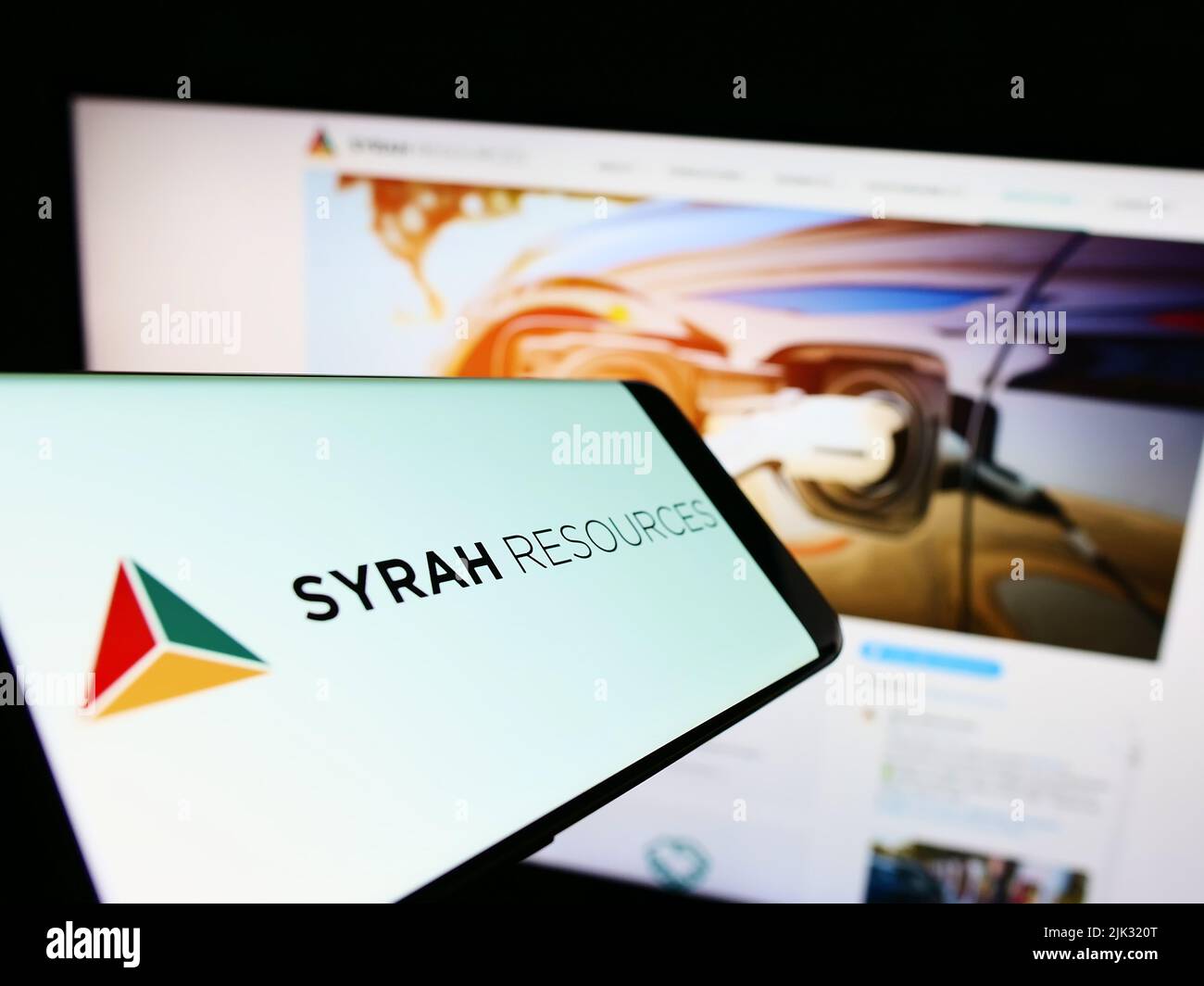 Telefono cellulare con logo della società australiana Syrah Resources Limited sullo schermo di fronte al sito web. Concentratevi sul centro-destra del display del telefono. Foto Stock