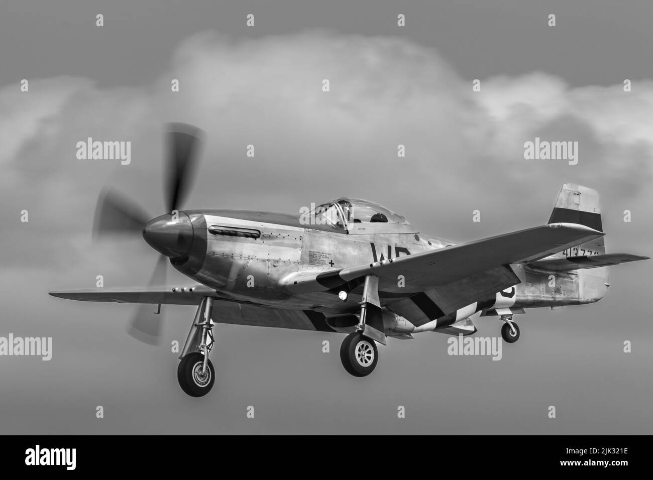 P-51 Mustang arriva a terra a RAF Fairford per RIAT 2022. Foto Stock
