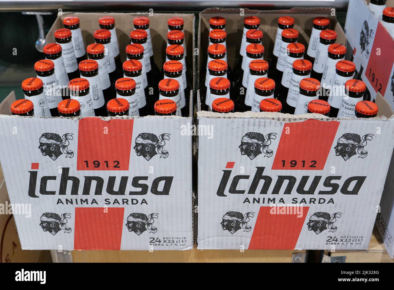 ICHNUSA BOTTIGLIE DI BIRRA SARDA ALL'INTERNO DEL NEGOZIO ALIMENTARE EATALY Foto Stock