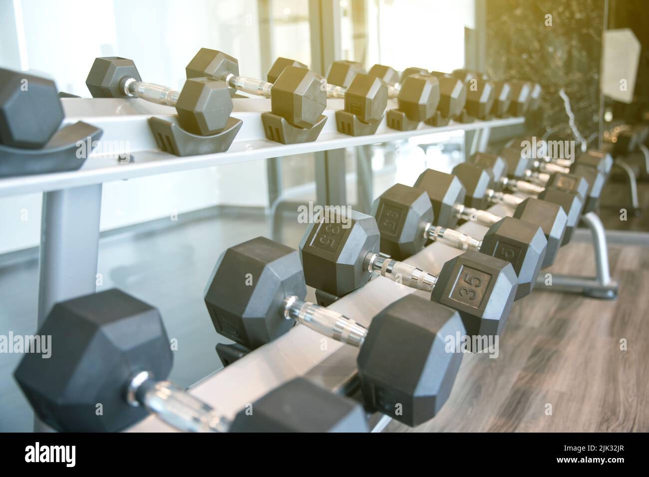 Manubri sportivi in un moderno club sportivo per allenarsi Il centro fitness in palestra, attrezzature per l'allenamento dei pesi Foto Stock