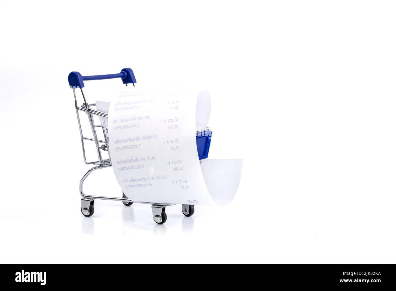 Carrello con ricevuta isolata su sfondo bianco, concetto per spese alimentari e consumismo Foto Stock