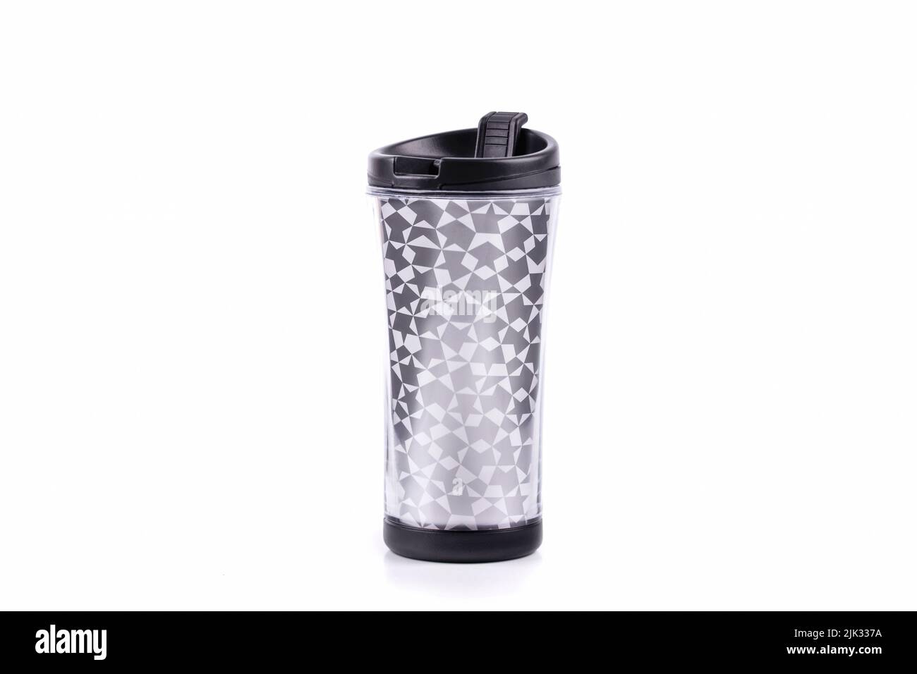 bicchieri in plastica o thermos da viaggio isolati su sfondo bianco Foto Stock