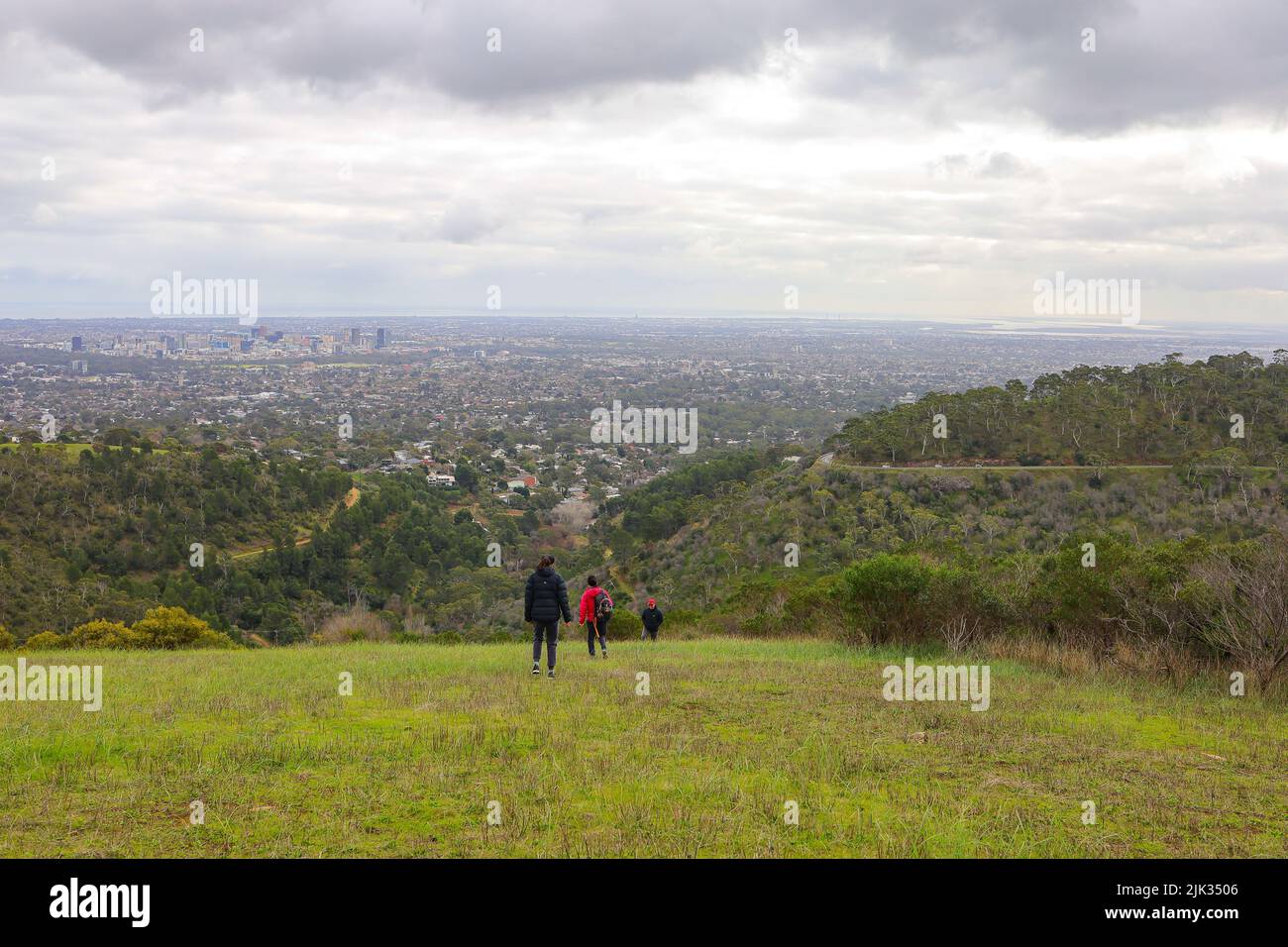 I visitatori del Cleland National Park possono fare una passeggiata lungo uno dei numerosi sentieri dal punto panoramico di Long Ridge con vista della città di Adelaide. Foto Stock
