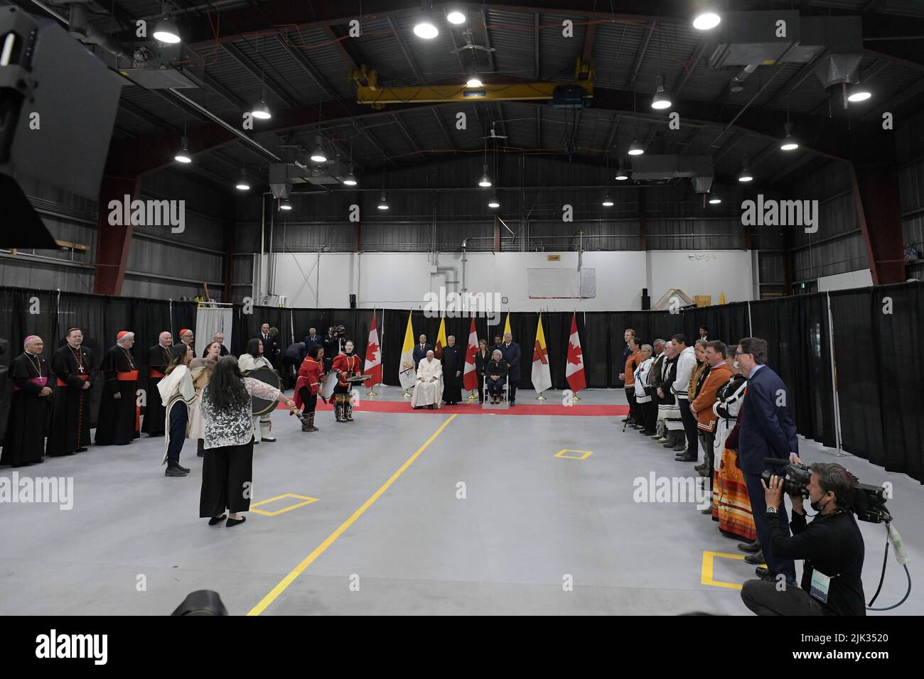 Iqaluit, Canada, 29 luglio 2022. Papa Francesco durante una cerimonia di congedo dal Canada all'aeroporto di Iqaluit (foto dei media Vaticani). Credit: Media Vaticani/Picciarella/Alamy Live News Foto Stock