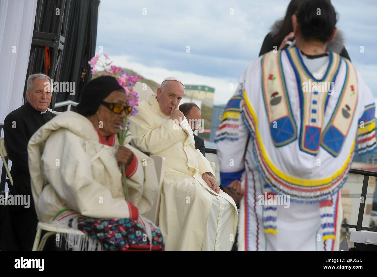 Iqaluit, Canada, 29 luglio 2022. Papa Francesco incontra i giovani e gli anziani nella Piazza della Scuola elementare di Nakasuk (foto dei media Vaticani). Credit: Media Vaticani/Picciarella/Alamy Live News Foto Stock