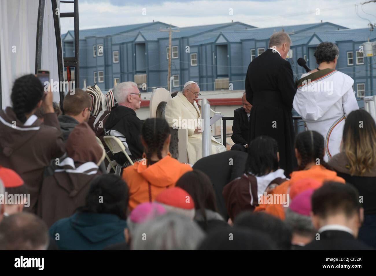 Iqaluit, Canada, 29 luglio 2022. Papa Francesco incontra i giovani e gli anziani nella Piazza della Scuola elementare di Nakasuk (foto dei media Vaticani). Credit: Media Vaticani/Picciarella/Alamy Live News Foto Stock