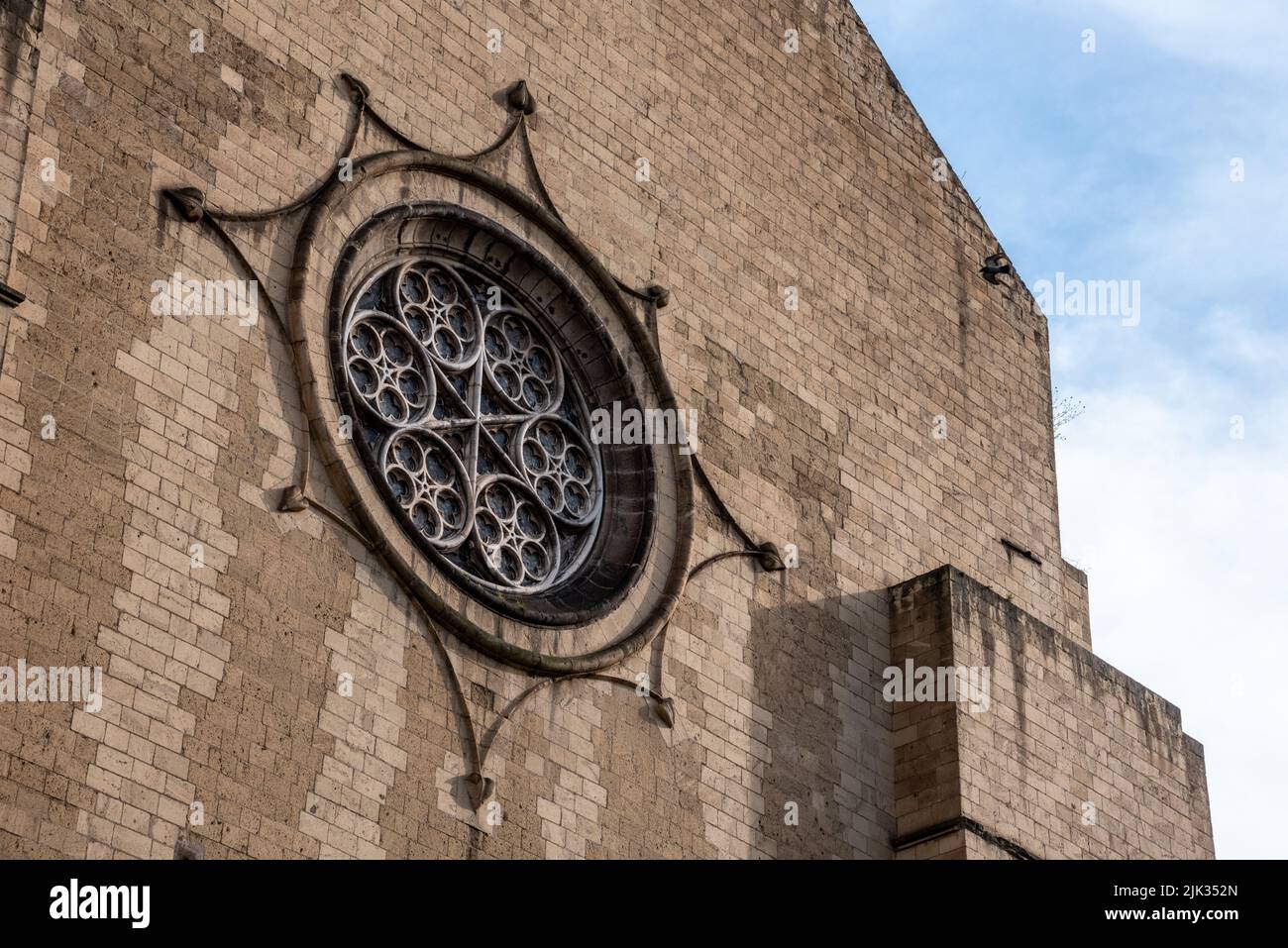 Rosetta gotica alla facciata di un'antica chiesa medievale nel quartiere spagnolo di Napoli Foto Stock