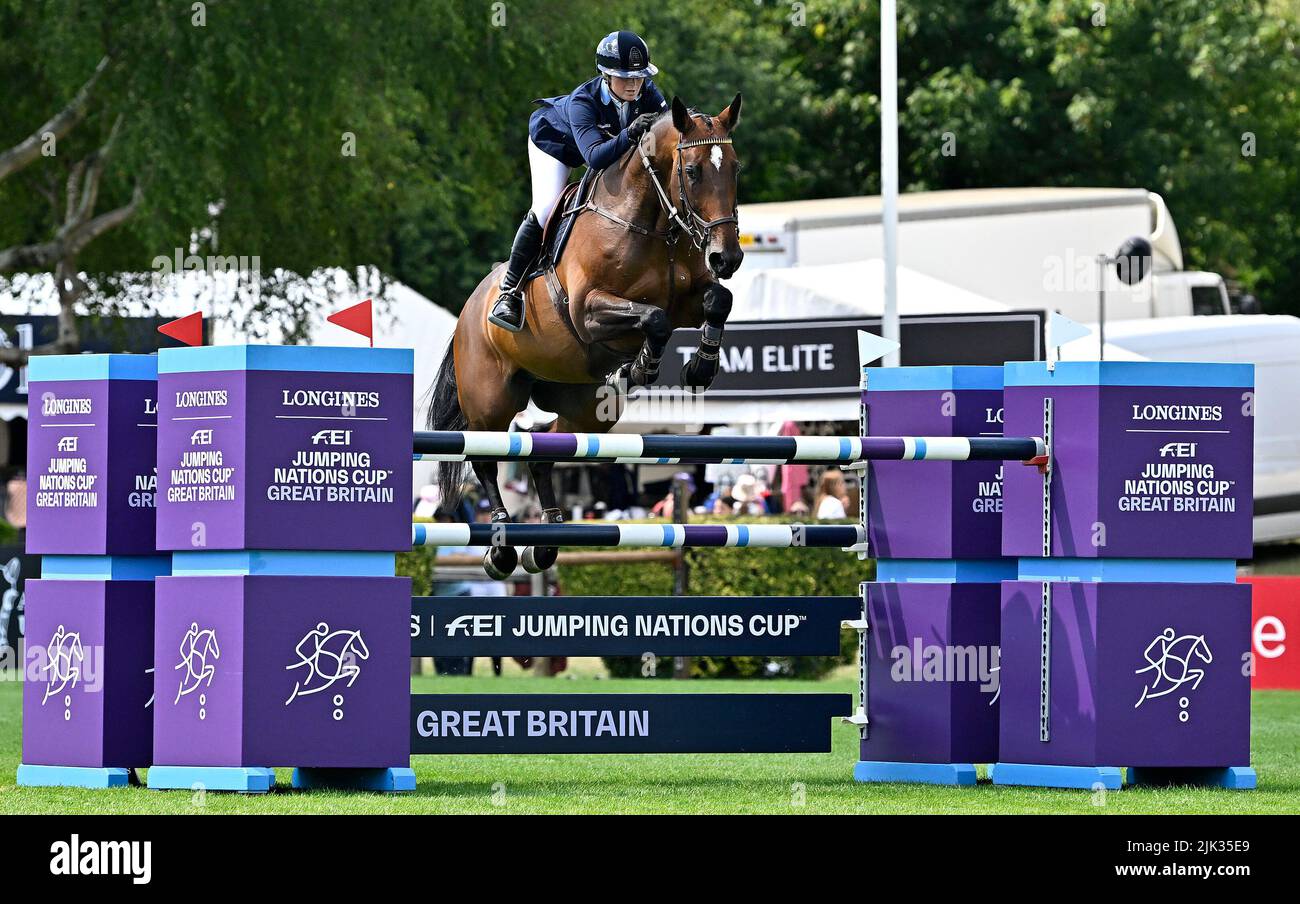 Hassocks, Regno Unito. 29th luglio 2022. Lo spettacolo del Cavallo Internazionale Longines Royal. Hickstead Showground. Hassocks. Stephanie Holmen (SWE) guida FLIP'S LITTLE SPARROW durante il Longines FEI jumping Nations Cup della Gran Bretagna. Credit: Sport in immagini/Alamy Live News Foto Stock