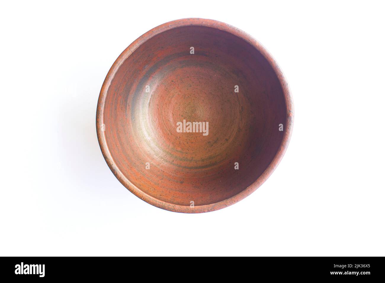 ciotola di terracotta isolata su sfondo bianco. artigianato di terracotta Foto Stock