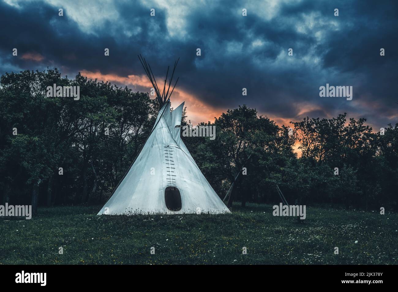 tenda indiana bianca in piedi in un bellissimo paesaggio. Foto Stock