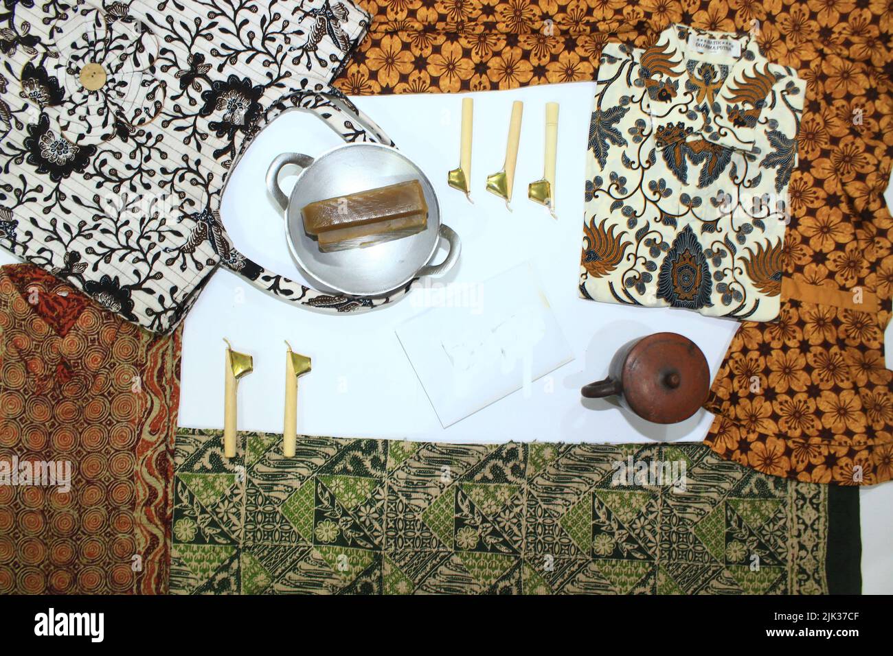 stay batik clotes piatto con cantare, teglia piccola e cera in vetro di terracotta isolato su sfondo bianco Foto Stock