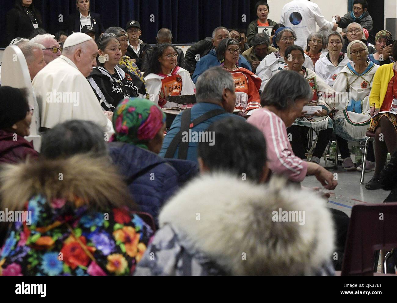 Nunavut, Canada. 29th luglio 2022. Papa Francesco incontra gli alunni di scuola residenziale nella Piazza della Scuola elementare di Nakasuk a Iqaluit, Nunavut, Canada, il 29 luglio 2022. Papa Francesco volò verso l'Artico canadese per incontrare i sopravvissuti indigeni delle scuole cattoliche dove i bambini indigeni furono abusati per decenni, nell'ultima tappa di un tour storico che si scusò per il ruolo della Chiesa. Photo by Vatican Media /ABACAPRESS.COM Credit: Abaca Press/Alamy Live News Foto Stock