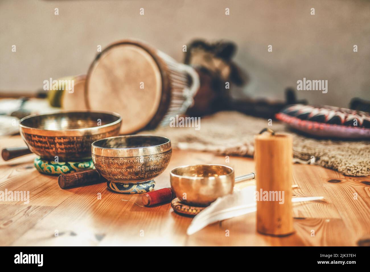 Una vita morta del tamburo sciamanico e delle ciotole cantanti tibetane. Foto Stock