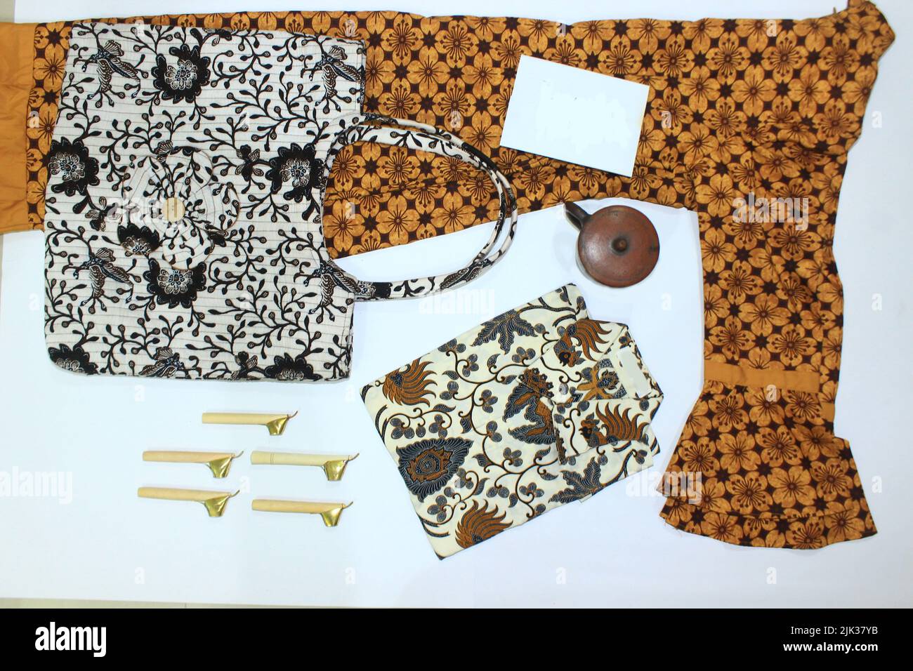 stay batik clotes piatto con cantare, teglia piccola e cera in vetro di terracotta isolato su sfondo bianco Foto Stock