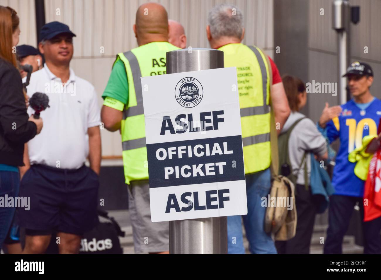 Londra, Regno Unito. 30th luglio 2022. Picket alla stazione di Paddington. Il sindacato dei macchinisti ASLEF (Associated Society of Locomotiva Engineers and firemen) ha messo in scena uno sciopero sulla retribuzione. Credit: ZUMA Press, Inc./Alamy Live News Foto Stock