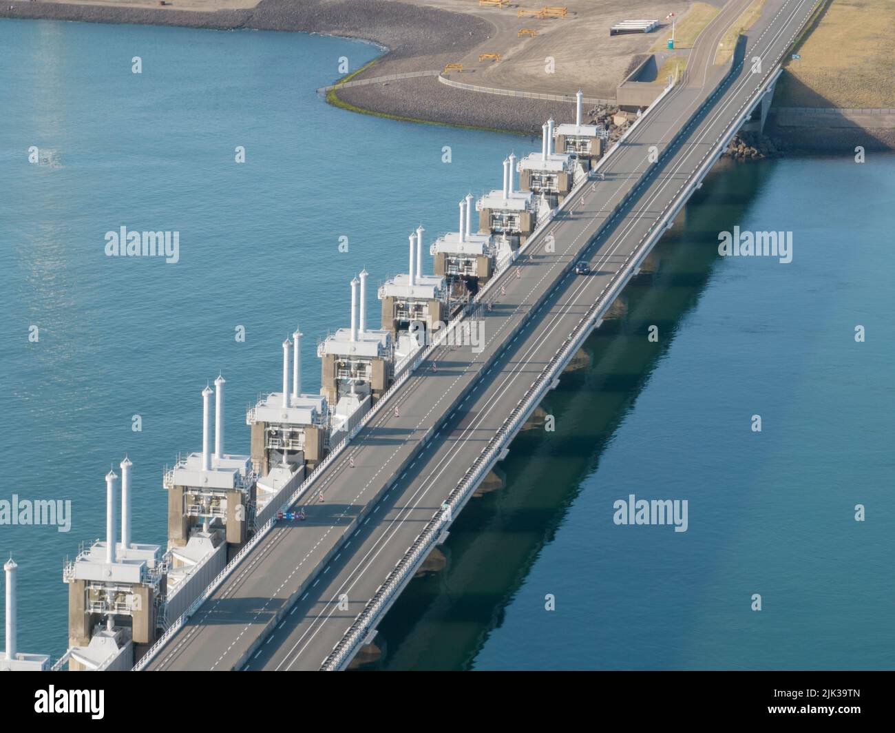 L'Oosterscheldekering è un sistema di difesa contro le alluvioni nei Paesi Bassi, parte dei Delta Works, nelle province della Zeeland. Barragi ingegneristici Foto Stock