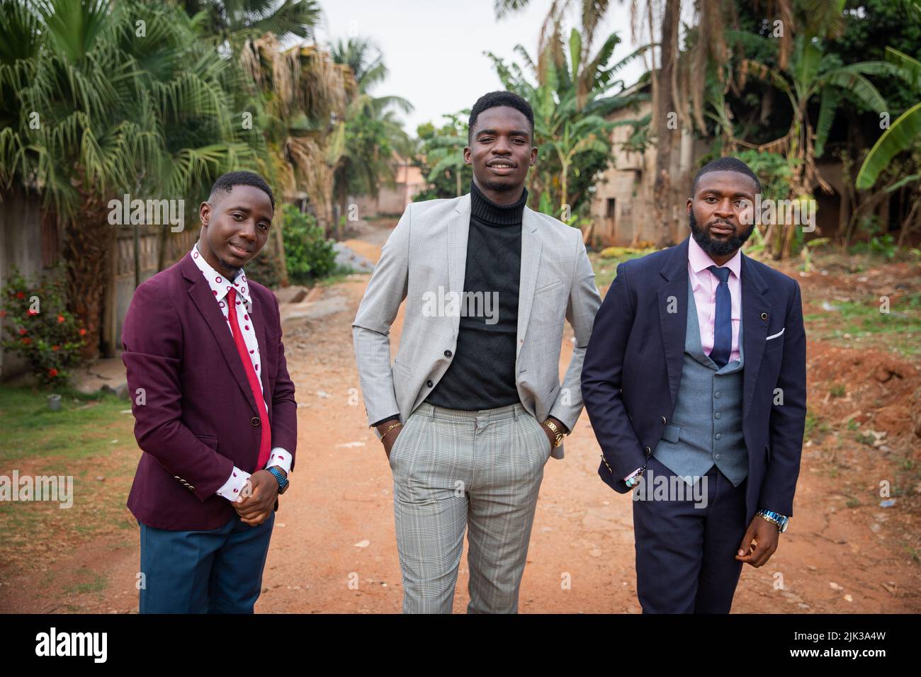 Primo piano di tre giovani uomini africani vestiti stile occidentale guardare al futuro. Foto Stock