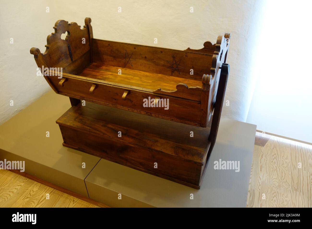 Vecchio rustico legno bambino Credle Foto Stock