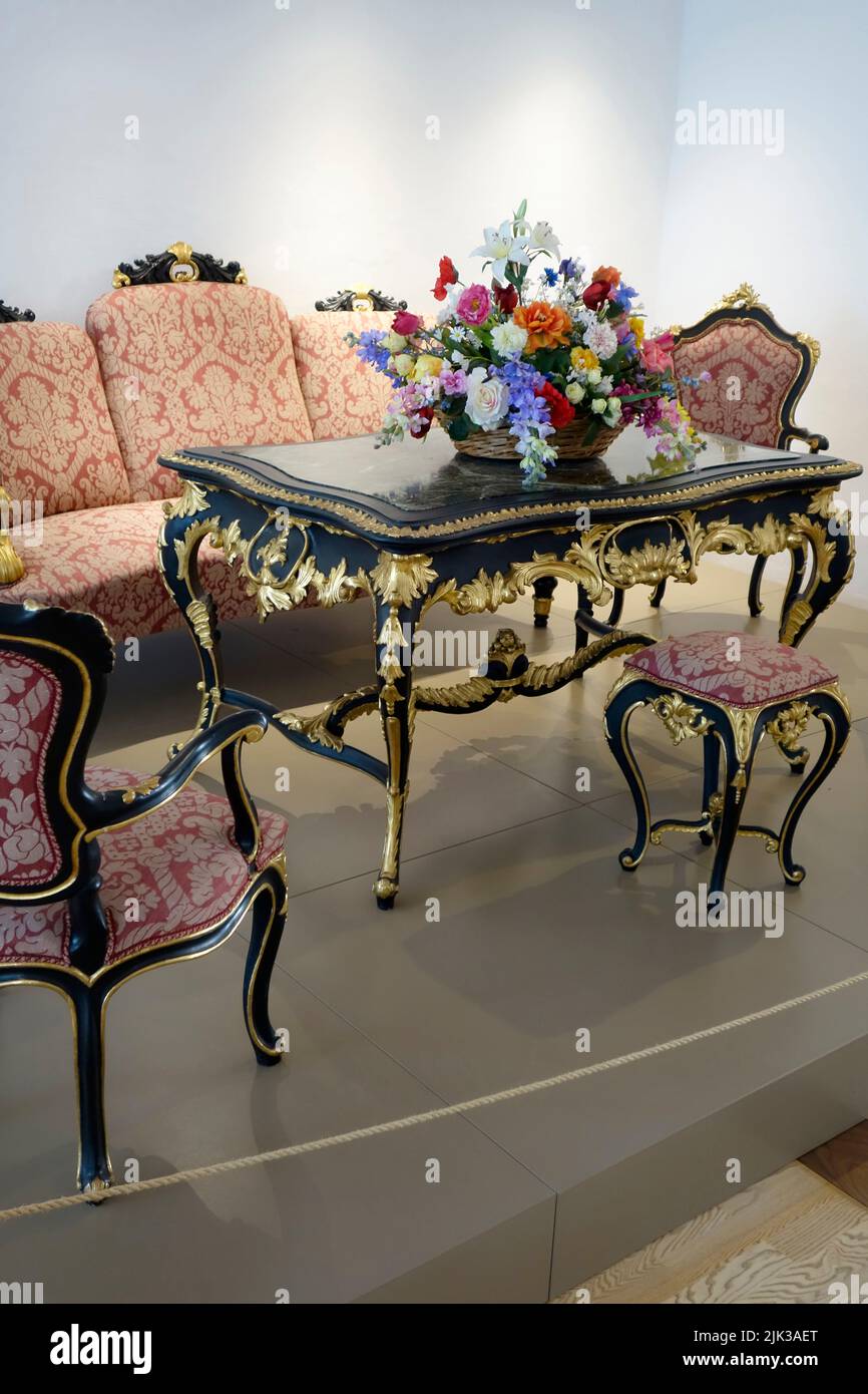 Mobili in salone nero e oro (Barocco e Rococo, metà 18th-fine 19th secolo). Dal castello di Murska Sobota-Slovenia. Foto Stock