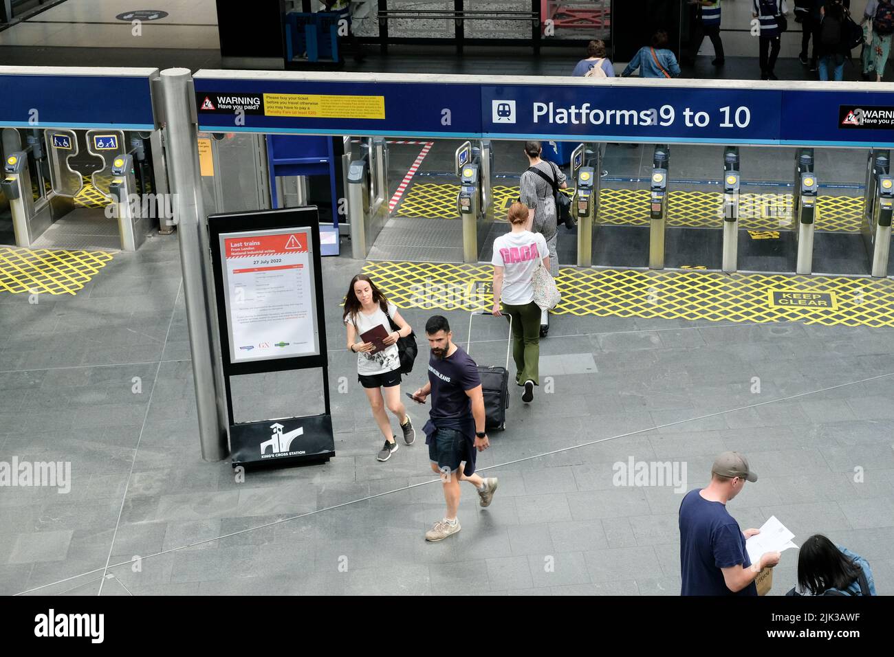 Stazione di Kings Cross, Londra, Regno Unito. 30th luglio 2022. I membri del sindacato ASLEF prendono l'azione di sciopero, servizio limitato di treni alla stazione di Kings Cross. Credit: Matthew Chattle/Alamy Live News Foto Stock