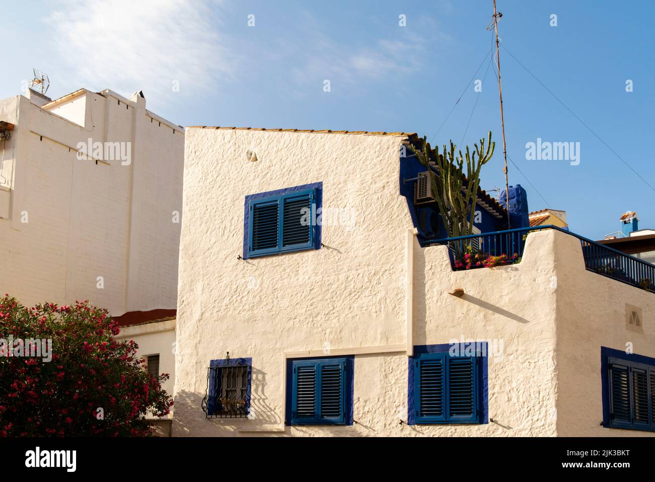 Case bianche vicino alla spiaggia di Sitges, provincia di Barcellona Foto Stock