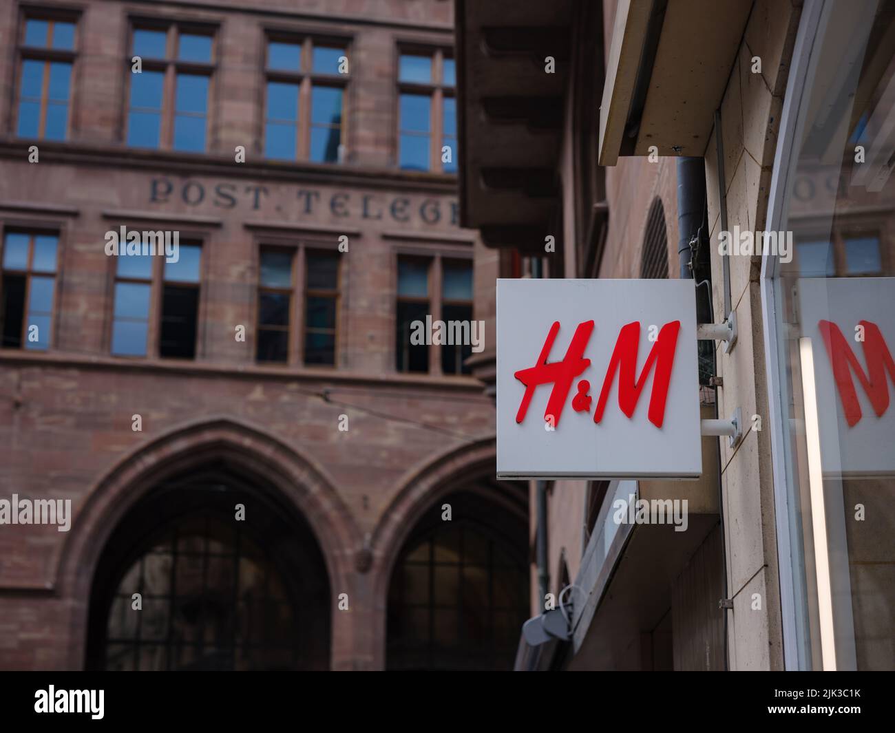 Basilea, Svizzera - Luglio 4 2022: Facciata del negozio HM di Basilea. HM Hennes Mauritz AB è una multinazionale svedese di abbigliamento al dettaglio. Foto Stock