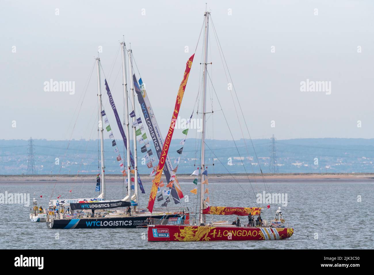 Southend on Sea, Essex, Regno Unito. 30th Lug 2022. La gara di yacht Clipper Round The World è iniziata sull'estuario del Tamigi nel settembre 2019, ma è stata interrotta parzialmente attraverso il percorso globale a causa della pandemia COVID 19. All'inizio di quest'anno le barche da corsa hanno completato il percorso del 40.000nm fino al traguardo nell'estuario del Tamigi al molo di Southend all'alba. La gara generale è stata vinta dal team di Qingdao, qui dopo la gara, pronta a dirigersi alle celebrazioni nel Royal Albert Dock, con altre squadre.11 squadre hanno preso il parco in identiche yacht da 70 piedi Foto Stock