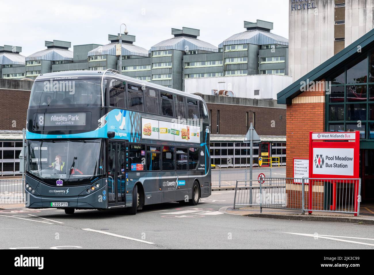 L'autobus parte dalla stazione degli autobus di Pool Meadow, Coventry, West Midlands, Regno Unito. Foto Stock