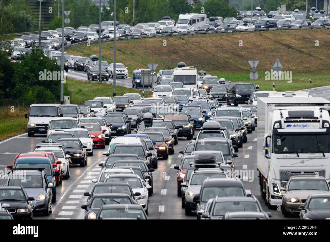 Grande ingorgo dovuto al trasferimento di turisti al casello Lucko di Zagabria, Croazia su 30. Luglio 2022. Foto: Davor Puklavec/PIXSELL Credit: Pixsell Photo & video agency/Alamy Live News Foto Stock