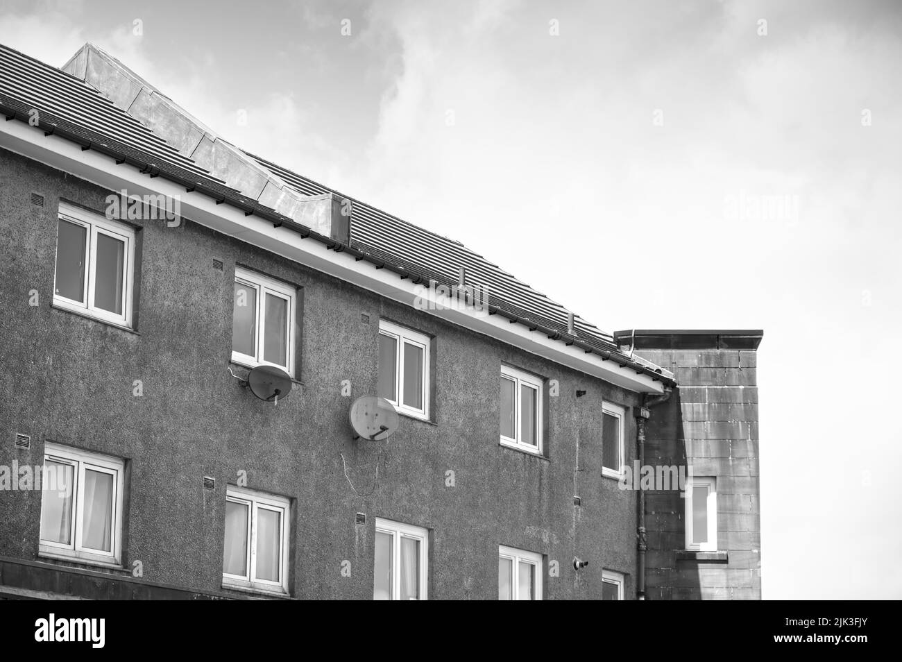 Derelict consiglio casa in povero immobiliare slum con molte questioni sociali di benessere a Port Glasgow Foto Stock