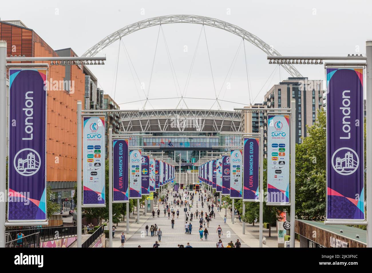 Wembley Stadium, Londra, Regno Unito. 30th luglio 2022.Banners in mostra sulla Olympic Way in vista della finale del Campionato europeo di calcio UEFA femminile che si terrà domani al Wembley Stadium. Le Lionesses inglesi hanno battuto la Svezia 4-0 nelle semifinali all'inizio di questa settimana e si affronteranno in Germania nella finale DELL'EURO femminile UEFA domenica 31 luglio 2022 al Wembley Stadium. Amanda Rose/Alamy Live News Foto Stock