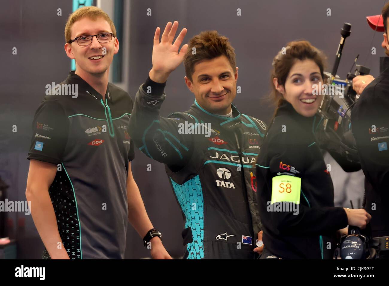 Londra, Regno Unito. 30th luglio 2022. 30th luglio 2022; circuito Excel e-Prix, Docklands, Londra, Inghilterra; ABB Formula e World Championship, gara 1: Mitch Evans of Australia Waves to Fans Credit: Action Plus Sports Images/Alamy Live News Foto Stock