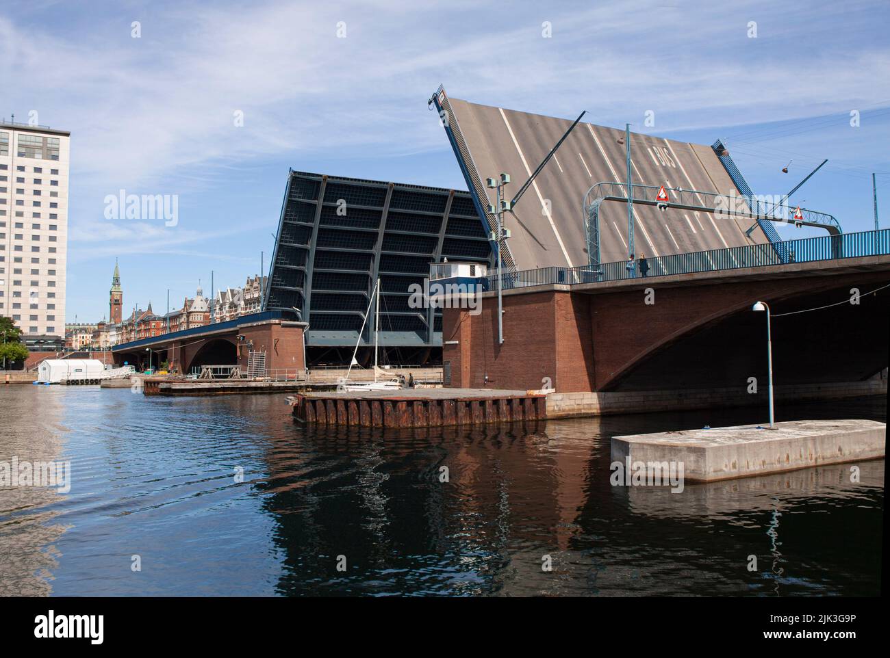 Aprire il ponte di traino dell'automobile su strada in posizione sollevata. Paesaggio urbano e cielo blu sfondo. Foto Stock