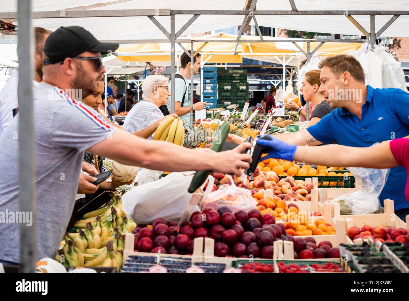 Eindhoven, Paesi Bassi. 30th luglio 2022. 2022-07-30 12:05:36 EINDHOVEN - una bancarella di mercato sul mercato di Woenselse con frutta e verdura. L'aumento dell'inflazione sta causando un aumento dei prezzi di molti prodotti alimentari. ANP ROB ENGELAAR netherlands OUT - belgium OUT Credit: ANP/Alamy Live News Foto Stock