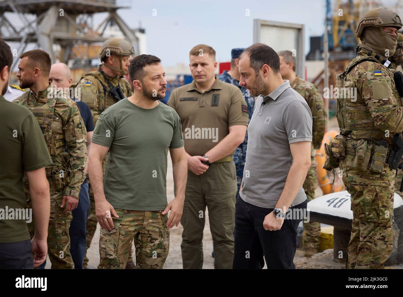 Chornomorsk, Ucraina. 29th luglio 2022. Il presidente ucraino Volodymyr Zelenskyy, a sinistra, parla con il ministro delle infrastrutture Oleksandr Kubrakov, durante una visita al porto per il commercio marittimo di Chornomorsk per osservare una nave da carico a secco con bandiera turca caricata di grano per l'esportazione, 29 luglio 2022 a Chornomorsk, Odessa Oblast, Ucraina. La nave da carico generale con sede a Istanbul, chiamata Polarnet, è la prima nave che viene caricata nel porto dall'inizio della guerra. Credit: Ukrainian Presidential Press Office/Ukraine Presidency/Alamy Live News Foto Stock