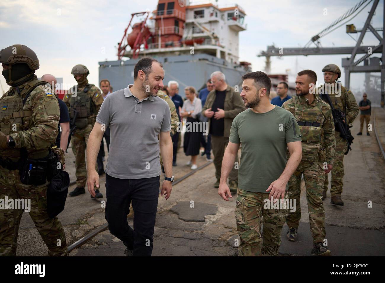 Chornomorsk, Ucraina. 29th luglio 2022. Il presidente ucraino Volodymyr Zelenskyy, a destra, cammina con il ministro delle infrastrutture Oleksandr Kubrakov, durante una visita al porto del commercio marittimo di Chornomorsk per guardare una nave da carico a secco con bandiera turca caricata di grano per l'esportazione, 29 luglio 2022 a Chornomorsk, Odessa Oblast, Ucraina. La nave da carico generale con sede a Istanbul, chiamata Polarnet, è la prima nave che viene caricata nel porto dall'inizio della guerra. Credit: Ukrainian Presidential Press Office/Ukraine Presidency/Alamy Live News Foto Stock