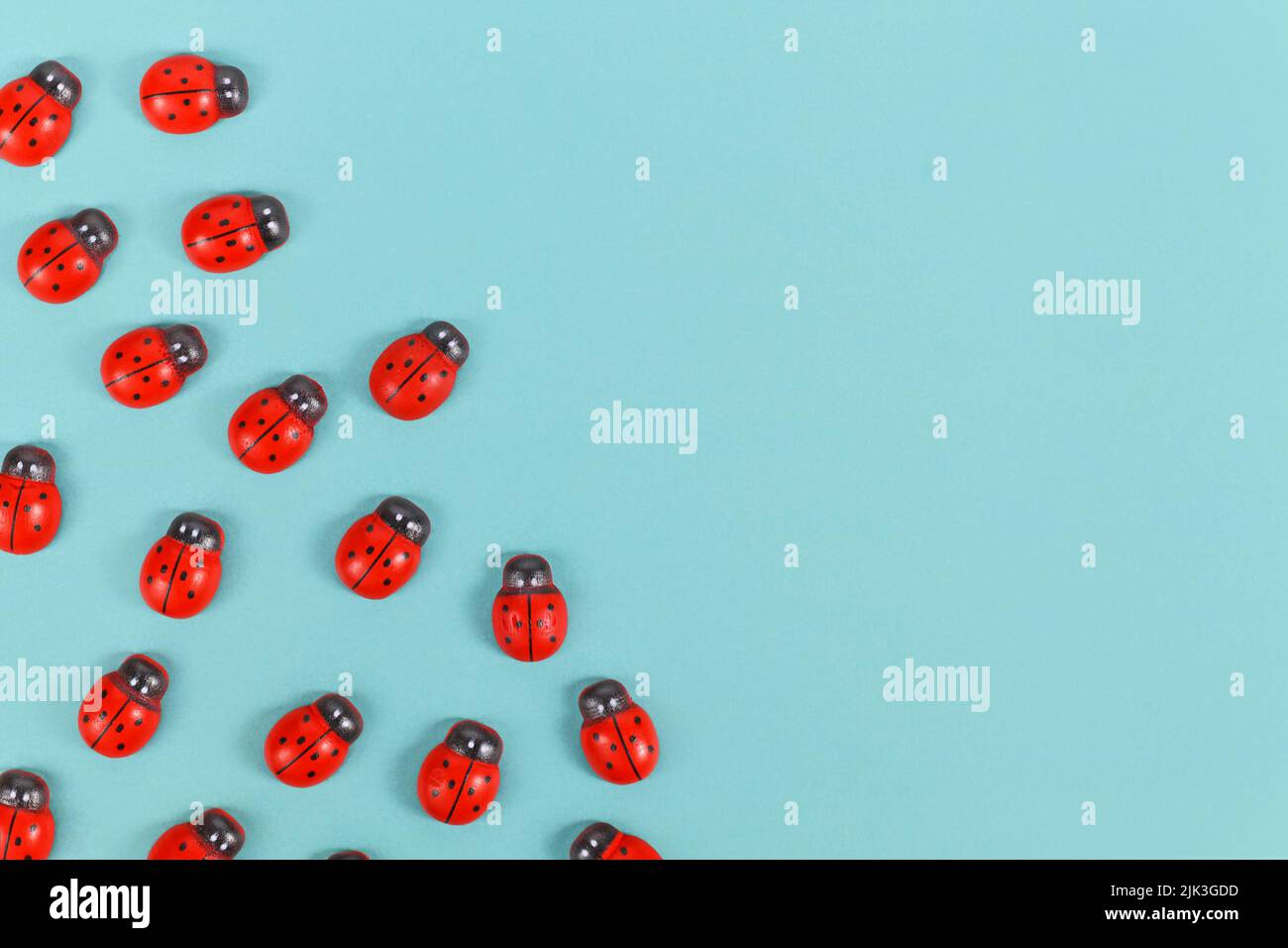 Ornamenti in legno di ladybug sul lato di sfondo blu Foto Stock