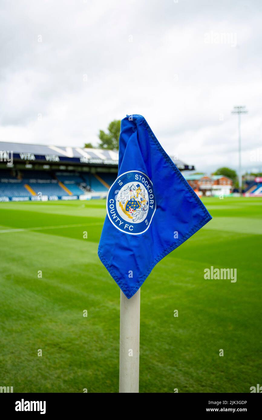Stockport, Regno Unito. 30th luglio 2022. Stockport County Corner flag durante la partita della Sky Bet League 2 tra Stockport County e Barrow all'Edgeley Park Stadium, Stockport sabato 30th luglio 2022. (Credit: Mike Morese | MI News) durante la partita della Sky Bet League 2 tra Stockport County e Barrow all'Edgeley Park Stadium di Stockport sabato 30th luglio 2022. Foto Stock