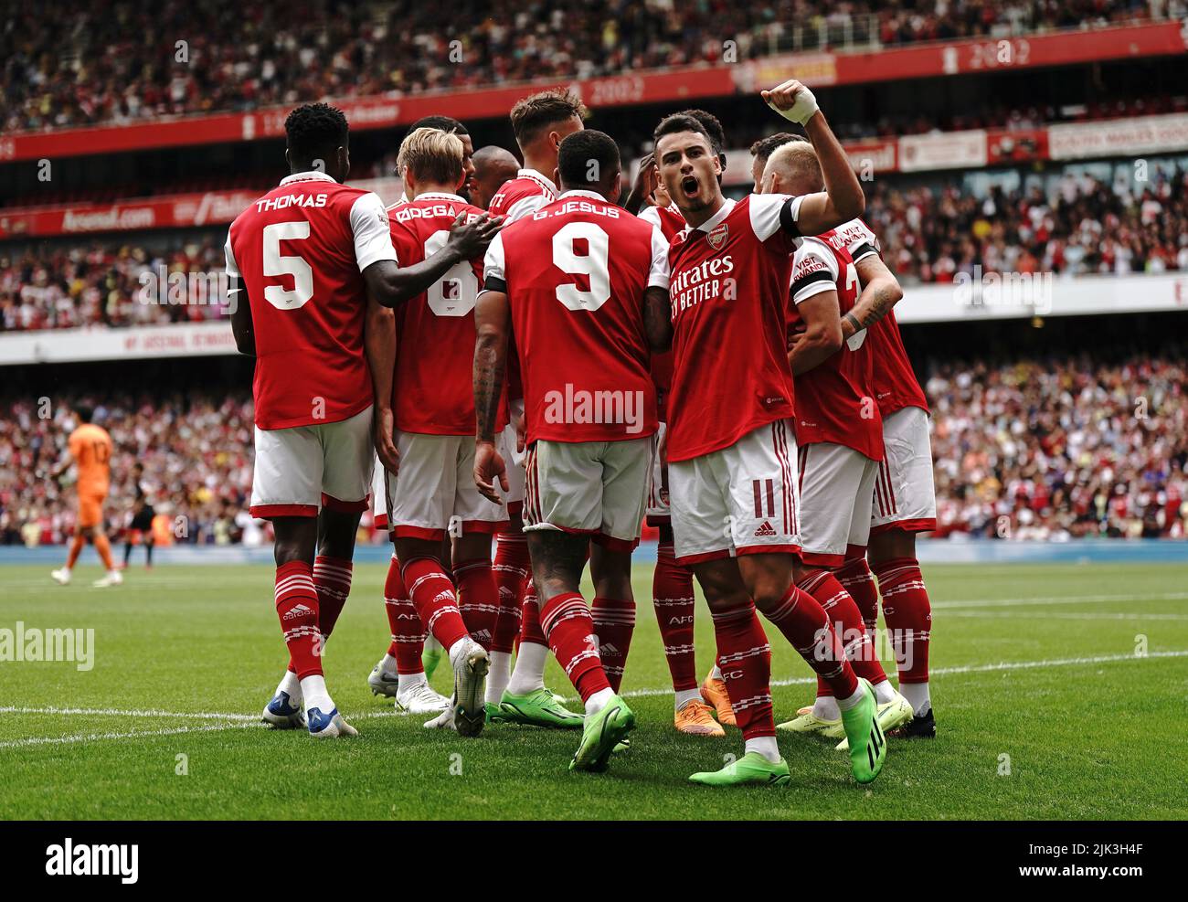 Gabriel Martinelli dell'Arsenal (11) festeggia dopo che Gabriel Jesus (9) segna il terzo traguardo della partita durante la finale della Emirates Cup all'Emirates Stadium di Londra. Data foto: Sabato 30 luglio 2022. Foto Stock