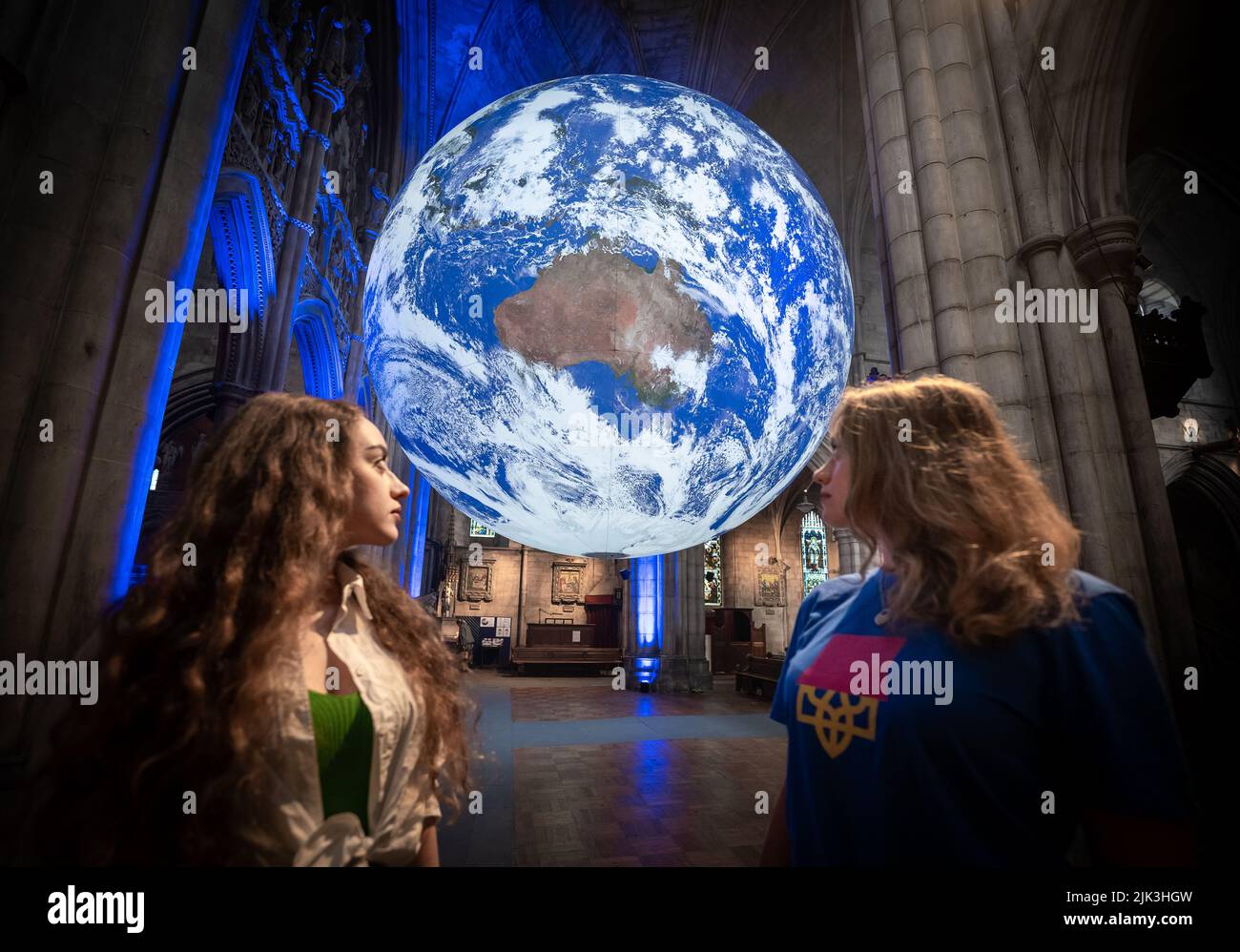 Londra, Regno Unito. 30th luglio 2022. Installazione di terra di Gaia di Luca Jerram nella Chiesa di San Giovanni Battista, Bush del Pastore. La monumentale scultura illuminata internamente ritorna in città come parte del Kensington + Chelsea Festival. L'artista britannico Jerram intende infondere un senso di "effetto di panoramica" che gli astronauti sperimentano guardando la terra dallo spazio. Credit: Guy Corbishley/Alamy Live News Foto Stock