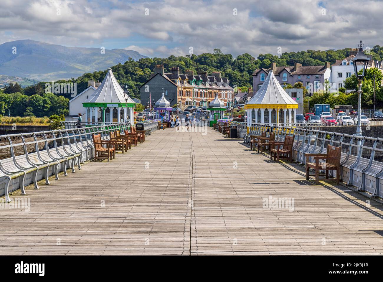 Garth Pier a Bangor guardando verso la terraferma e Snowdonia Mountains, Gwynedd, Galles del Nord Foto Stock