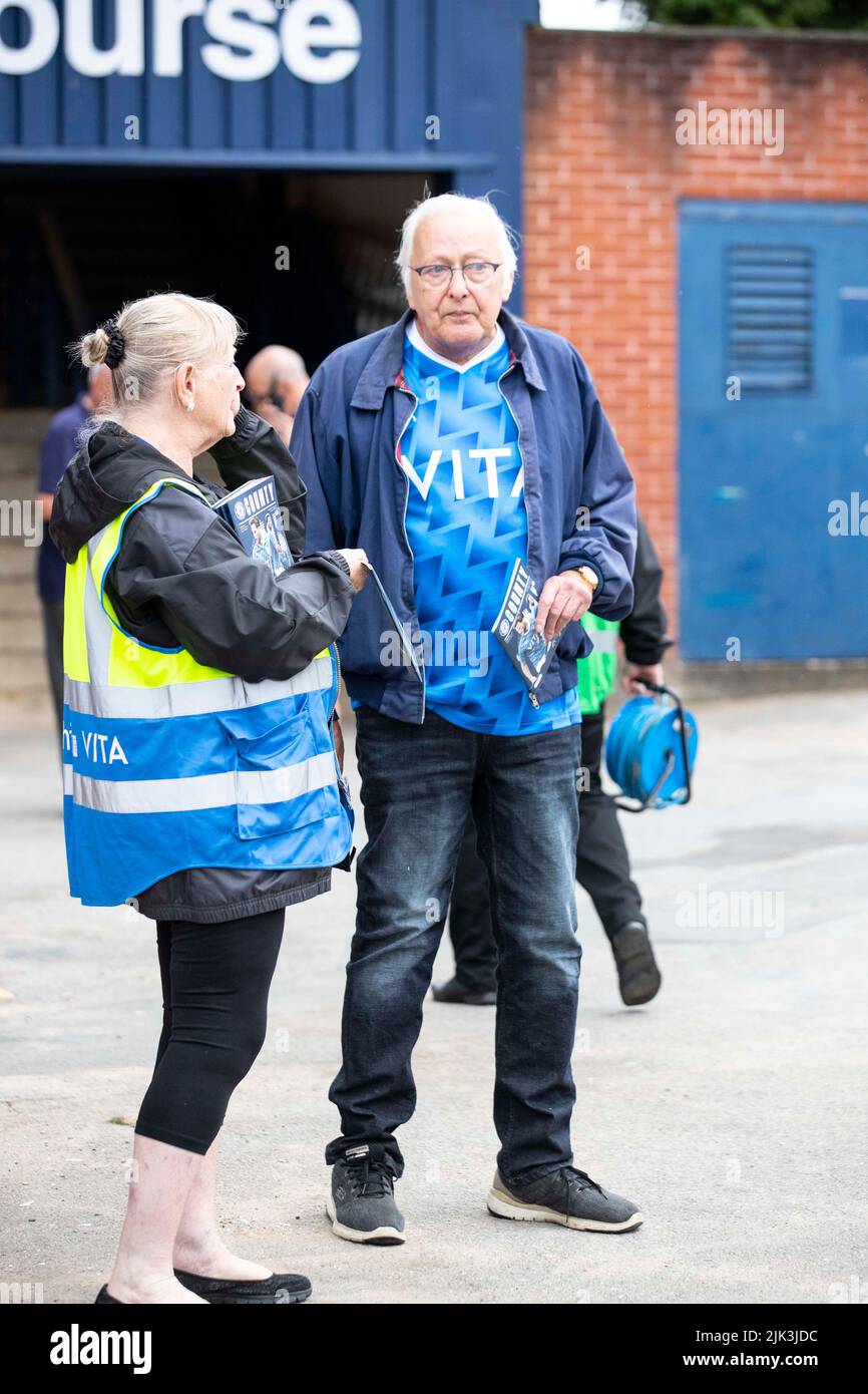 Stockport, Regno Unito. 30th luglio 2022. I fan della Stockport County prima della partita della Sky Bet League 2 tra la Stockport County e Barrow all'Edgeley Park Stadium di Stockport sabato 30th luglio 2022. (Credit: Mike Morese | MI News) durante la partita della Sky Bet League 2 tra Stockport County e Barrow all'Edgeley Park Stadium di Stockport sabato 30th luglio 2022. Foto Stock
