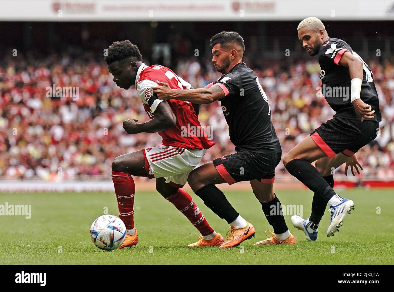 Bukayo Saka dell'Arsenal (a sinistra) in azione con Jesus Manuel Corona di Siviglia durante la finale della Emirates Cup all'Emirates Stadium di Londra. Data foto: Sabato 30 luglio 2022. Foto Stock