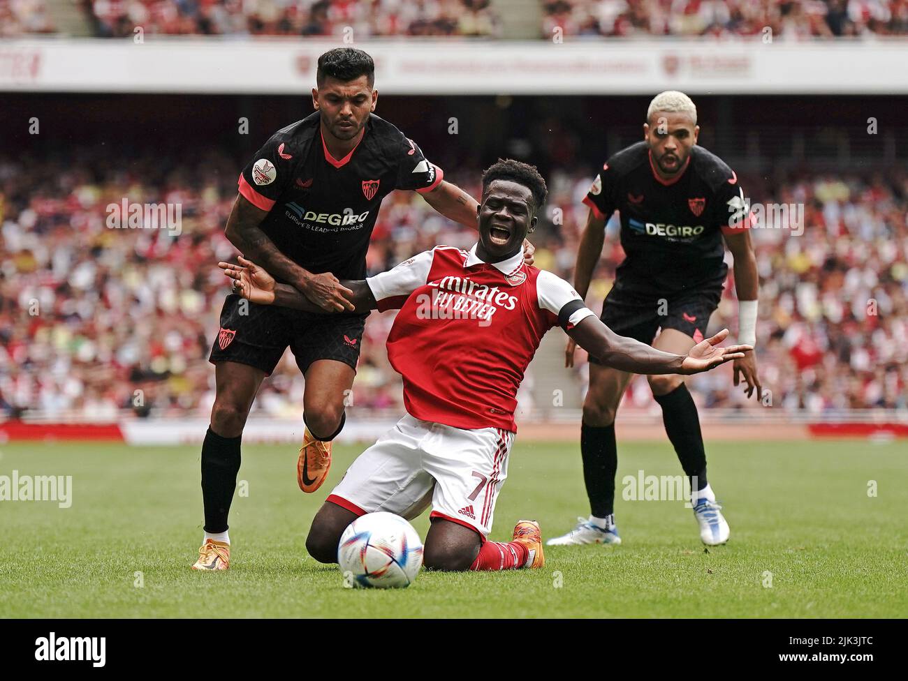 Bukayo Saka (centro) dell'Arsenal in azione con Jesus Manuel Corona di Siviglia durante la finale della Emirates Cup all'Emirates Stadium di Londra. Data foto: Sabato 30 luglio 2022. Foto Stock