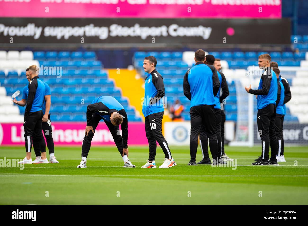 Stockport, Regno Unito. 30th luglio 2022. I calciatori di Barrow ispezionano il campo durante la partita della Sky Bet League 2 tra Stockport County e Barrow all'Edgeley Park Stadium, Stockport sabato 30th luglio 2022. (Credit: Mike Morese | MI News) durante la partita della Sky Bet League 2 tra Stockport County e Barrow all'Edgeley Park Stadium di Stockport sabato 30th luglio 2022. Foto Stock