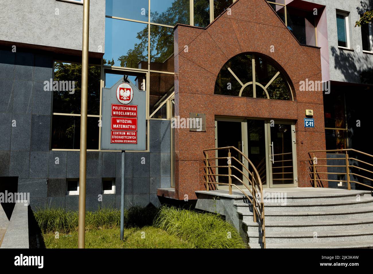 Wrocław, POLONIA - 28 LUGLIO 2022: Ingresso principale al dipartimento di matematica, Università di Scienza e tecnologia di Wroclaw Foto Stock